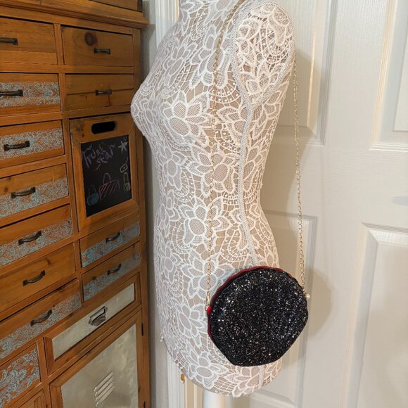 Glam Clam /Sparkle Seashell Shaped Crossbody Handbag / Purse/ Black/Silver - NWT - Picture 3 of 12